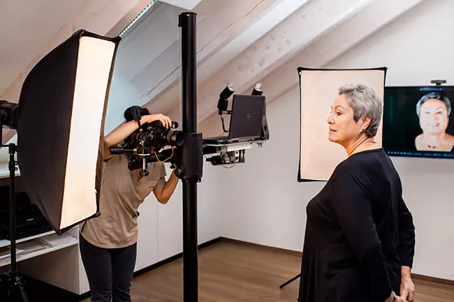 Zahmedizinisches Labor Zahnersatz bei forst42 fotografie in der Zahnmedizin Frau vor Kamera im Zahnlabor