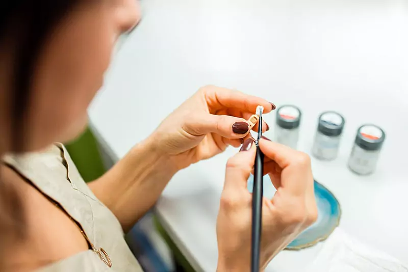 forst42 meisterlabor frau bemalt zahnprothese