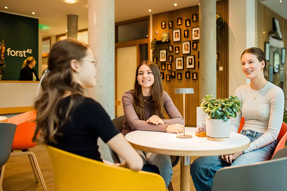 forst42 Zentrum Zahnmedizin Wartebereich drei junge Frauen unterhalten sich