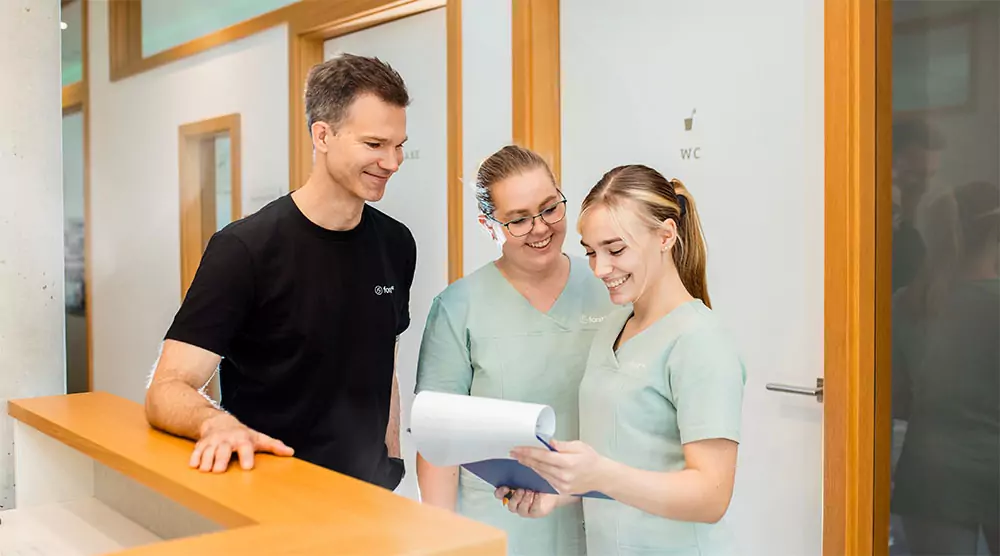 forst42 Zahnarzt Zentrum für gute Zahnmedizin Brieselang Arzt und zwei Assistentinnen