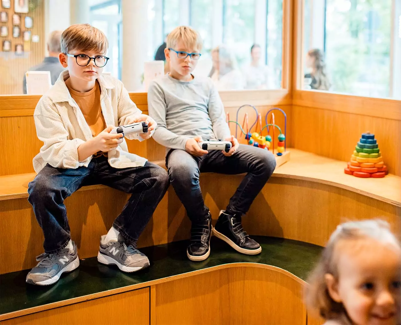 forst42 kids Kinderzahnärzte Brieselang zahnmedizin zwei kinder im warteraum spielen mit controller in der hand